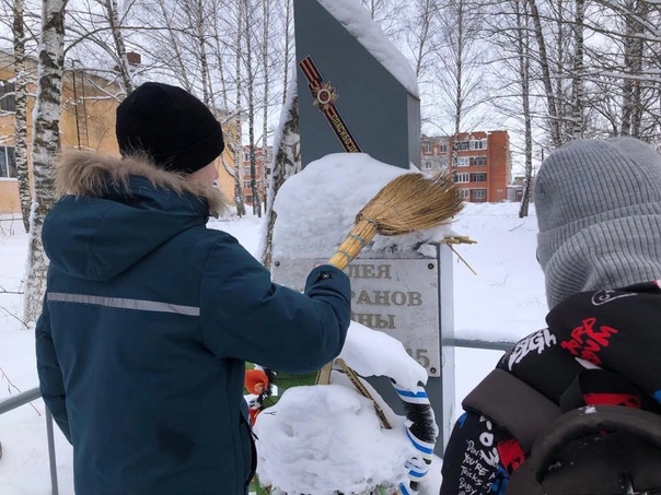 В рамках шефства над «Памятным Знаком ветеранам Великой Отечественной войны 1941-1945 г.» учащиеся 6 А класса убрали территорию участка..