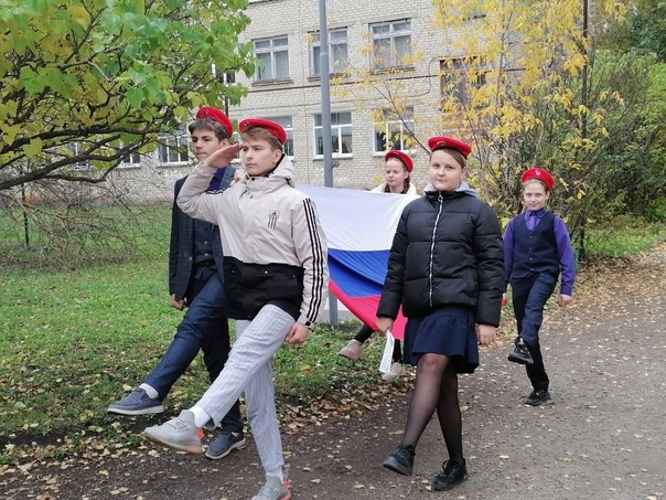 Традиционно в пятницу после занятий состоялась церемония спуска Государственного флага Российской Федерации..