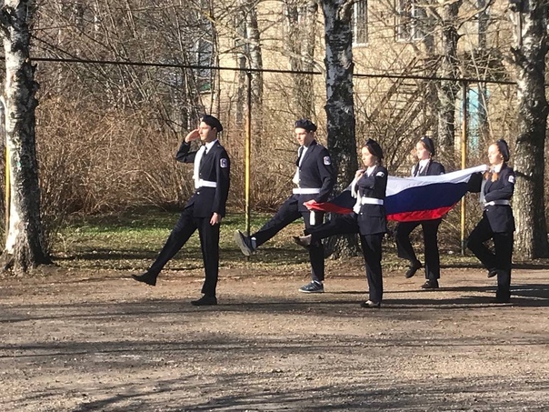 Неделя началась с торжественной линейки с поднятием флага РФ под гимн России.