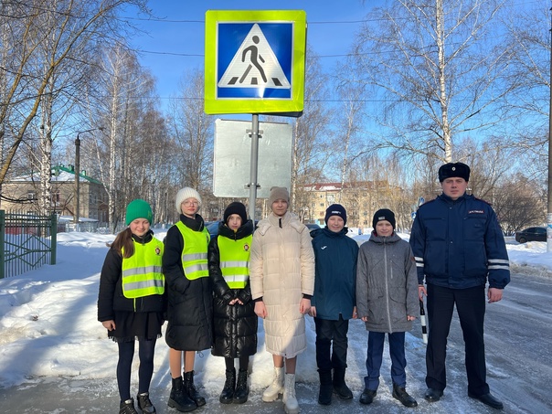 21 марта в рамках профилактической акции была проведена беседа с обучающимися о правилах дорожного движения..